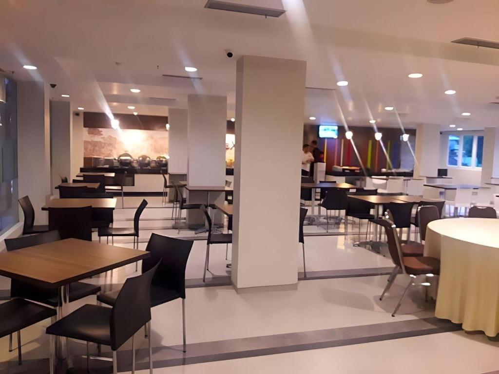 Amaris Hotel Амбон Экстерьер фото